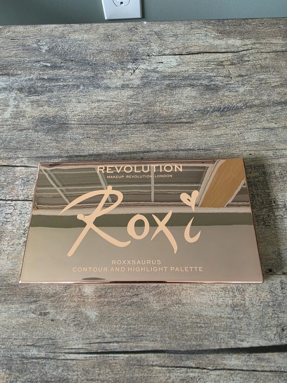 Revolution Roxxsaurus Contour & Highlighter Palette - New
